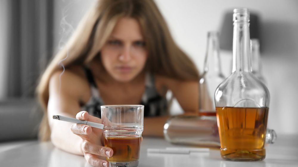 Alkohol už mladé tolik neláká, roste závislost na mobilech a sítích